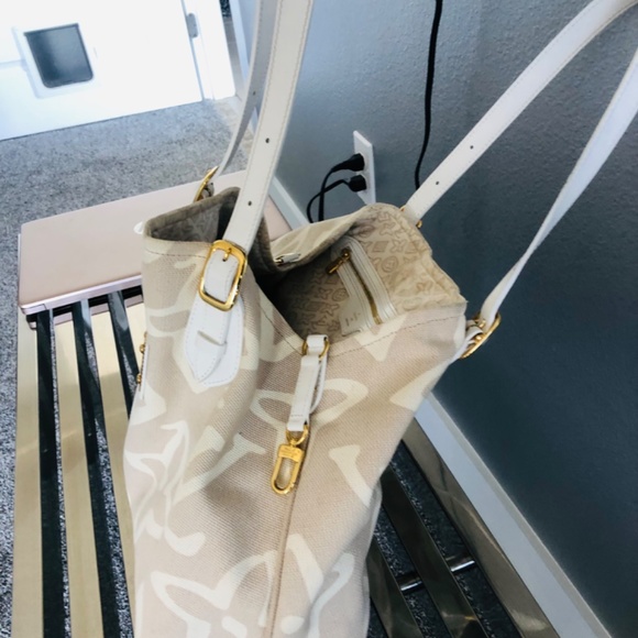 Louis Vuitton Beautiful Handbag - Picture 7 of 8